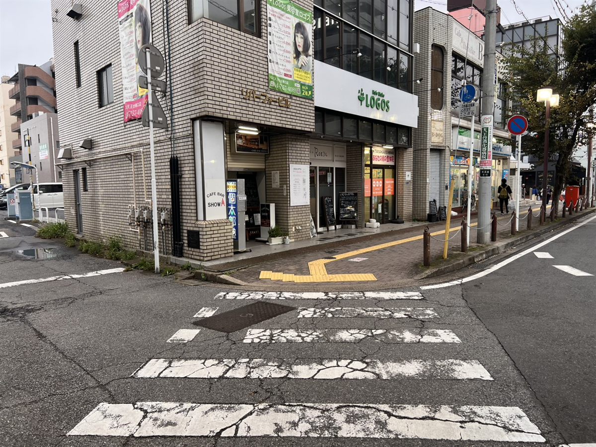 美容室とファミリーマートを左手に道なりに進みます。