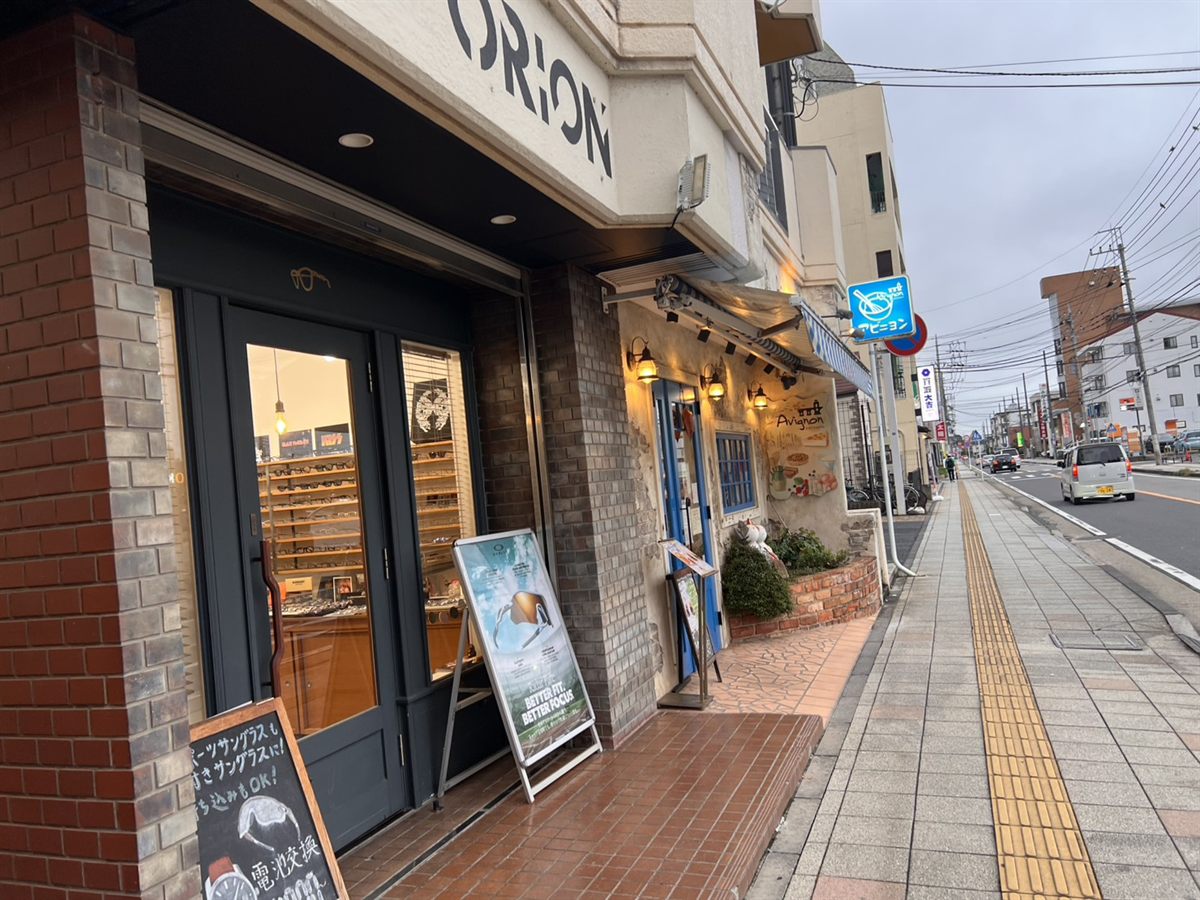 メガネ屋さんとケーキ屋さんを左手にそのまま直進します。