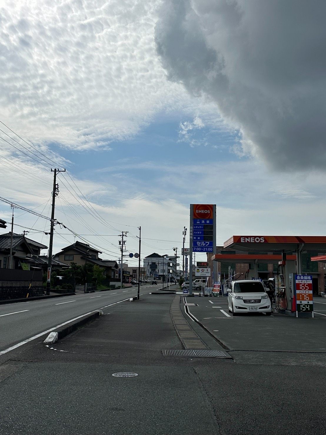 ガソリンスタンドENEOS様を右折。