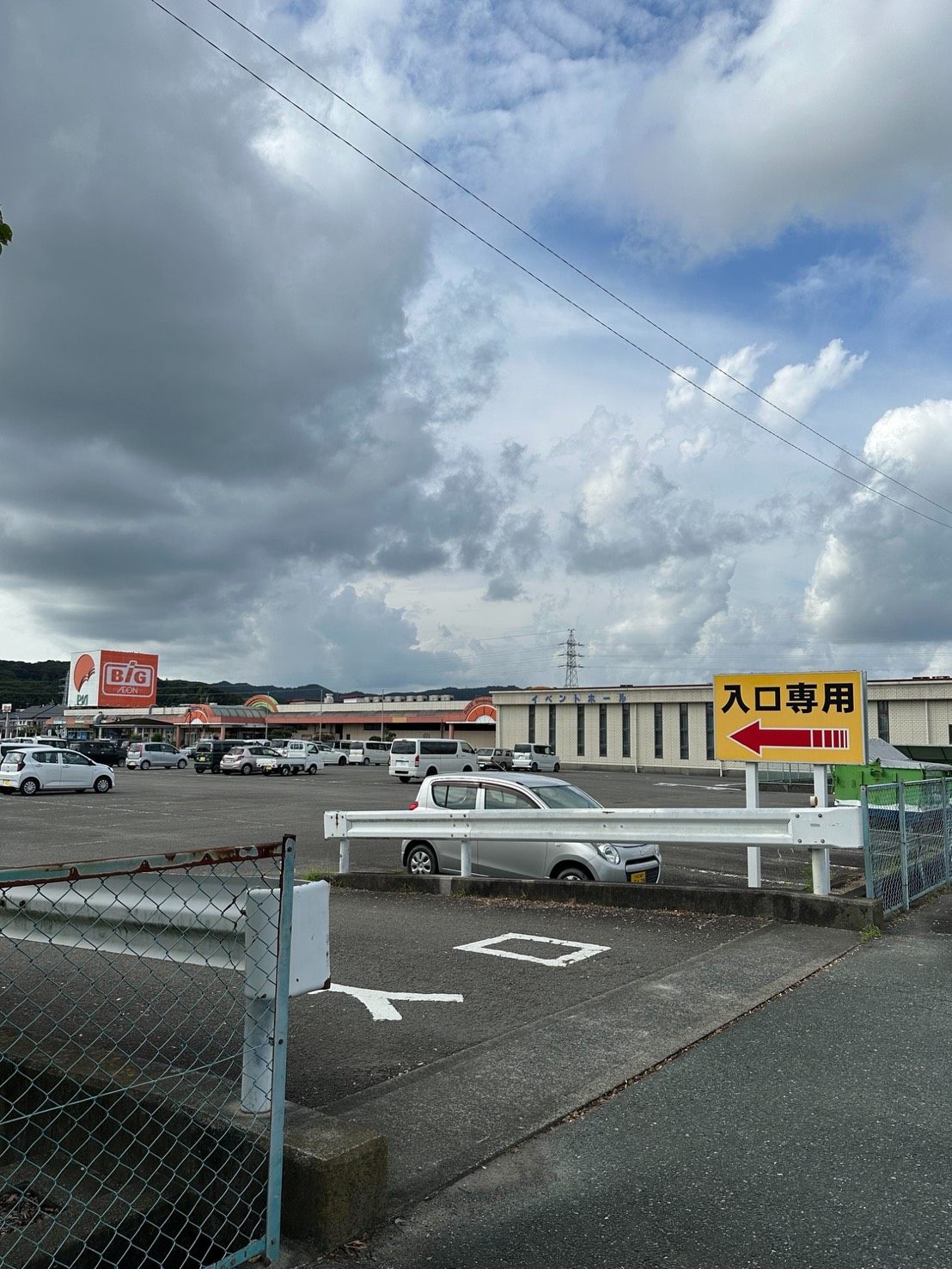 進んでいくと、左側に大東ショッピングプラザピア入口。