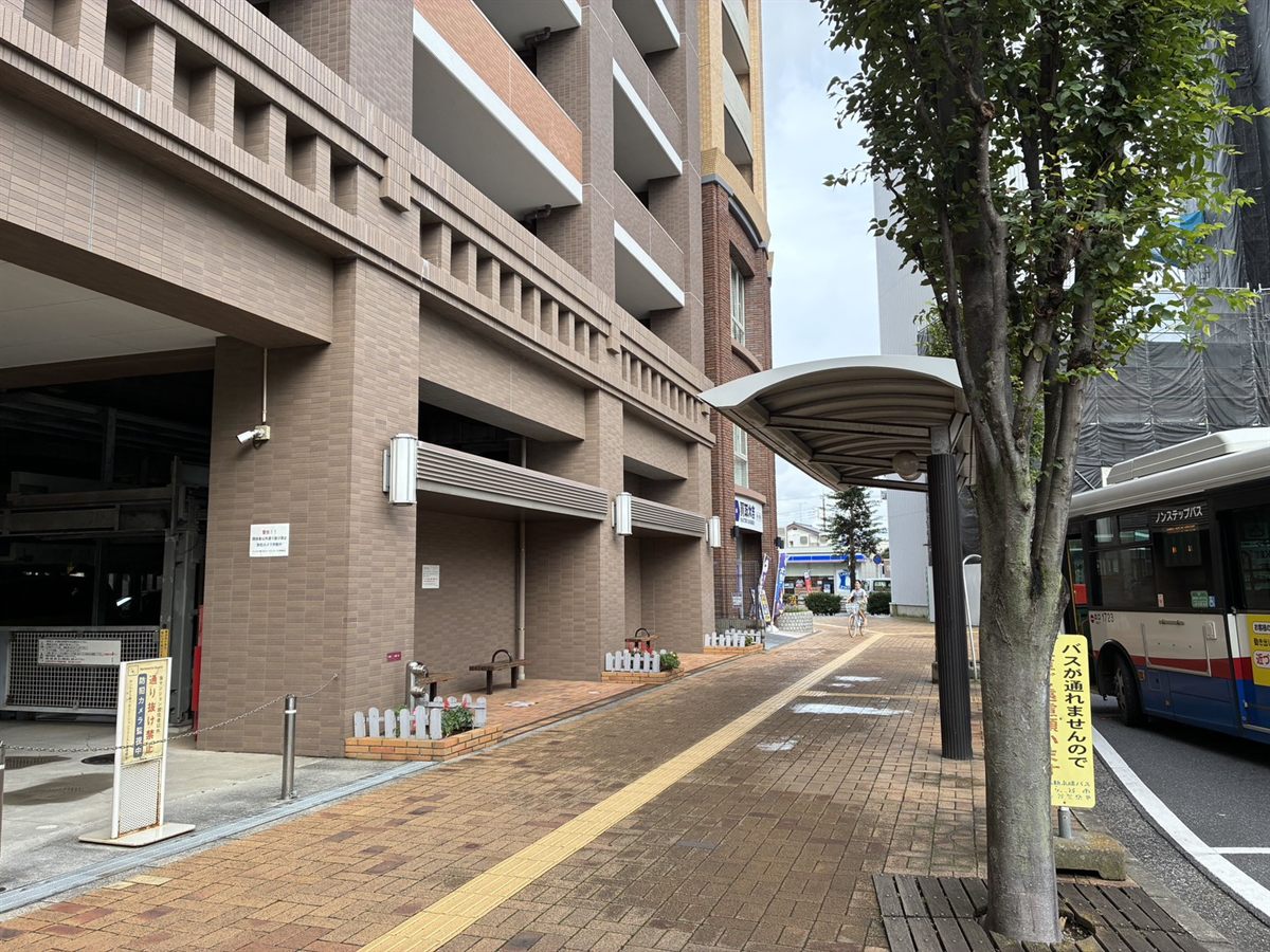 鎌ヶ谷駅東口ロータリーを左手側に進むと当店がございます。