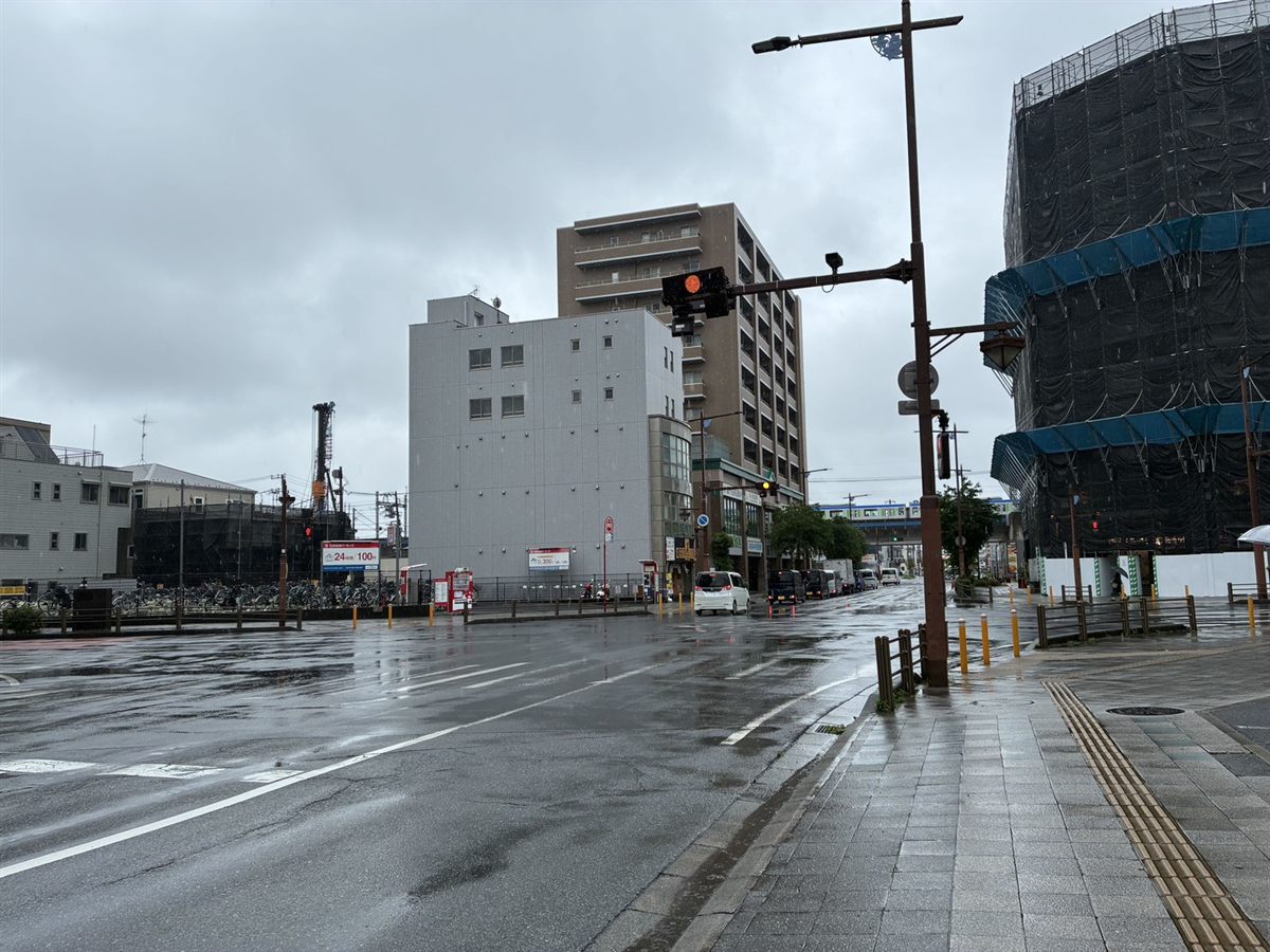 交差点を直進します。