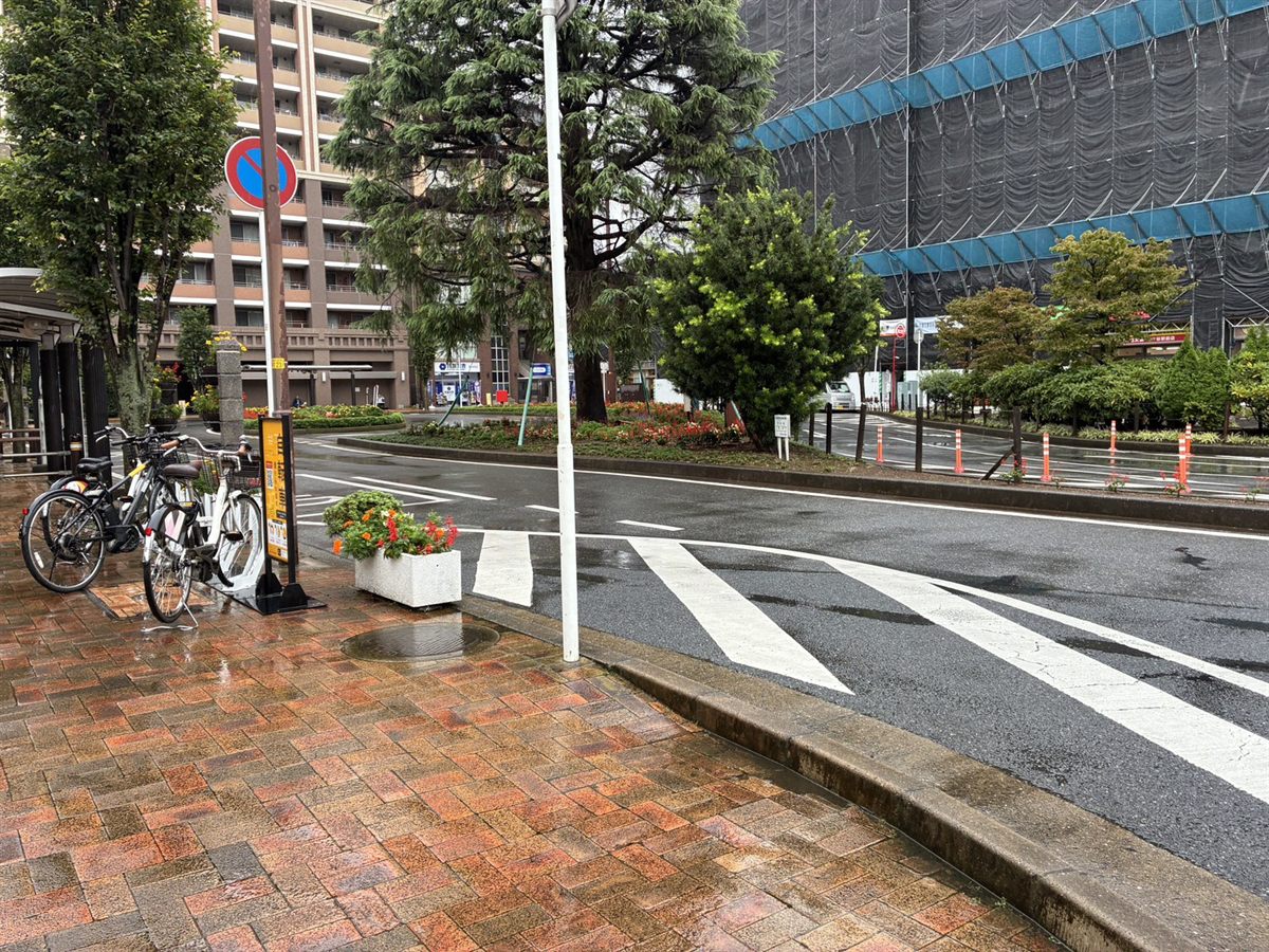 鎌ヶ谷駅ロータリーに入ると、ロータリー内に当店がございます。