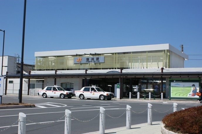JR菊川駅の南口前の交差点を東に進みます。
