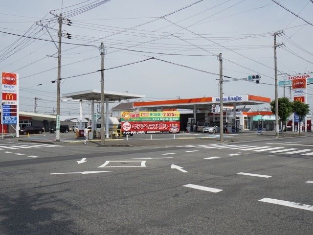 エネジェットさんのある交差点を南へ。けやき通りに入ります。