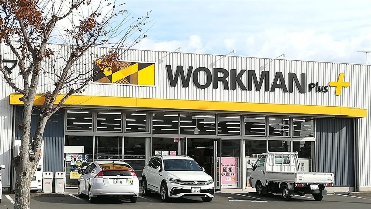 ワークマンさんの道路挟んで向かい側に当店がございます。