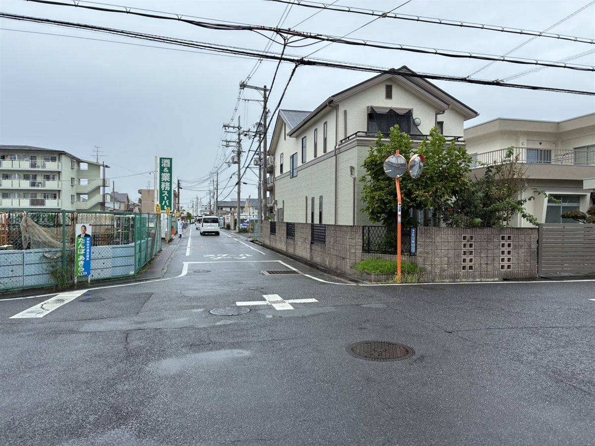 和食さと裏の交差点を右折。ここから170mで店舗に到着します。