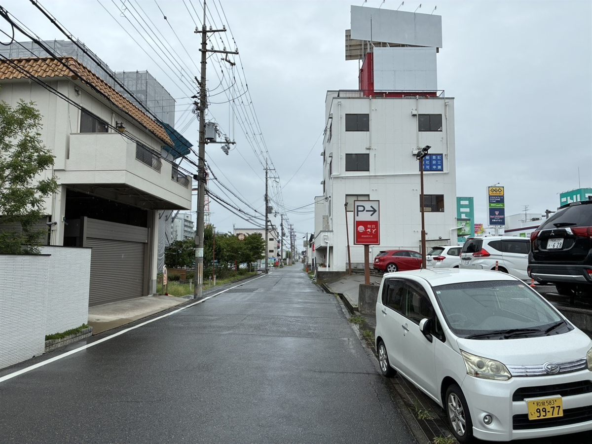 和食さとの駐車場を右手にそのまま直進します。