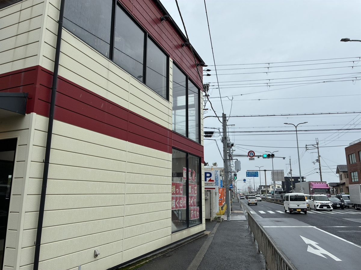 焼肉特急を左手に海側へ、歩道を進みます。