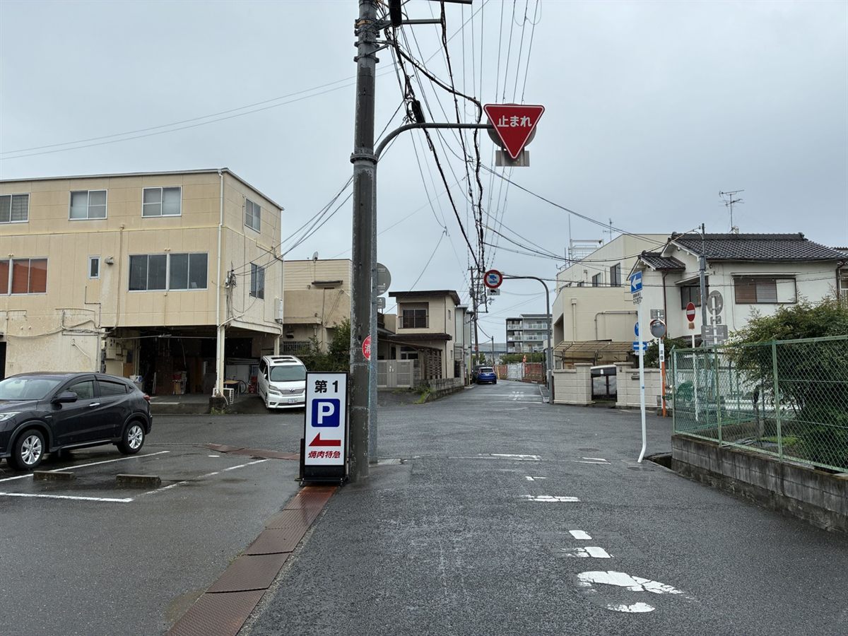 「止まれ」の交差点もそのまま直進します。