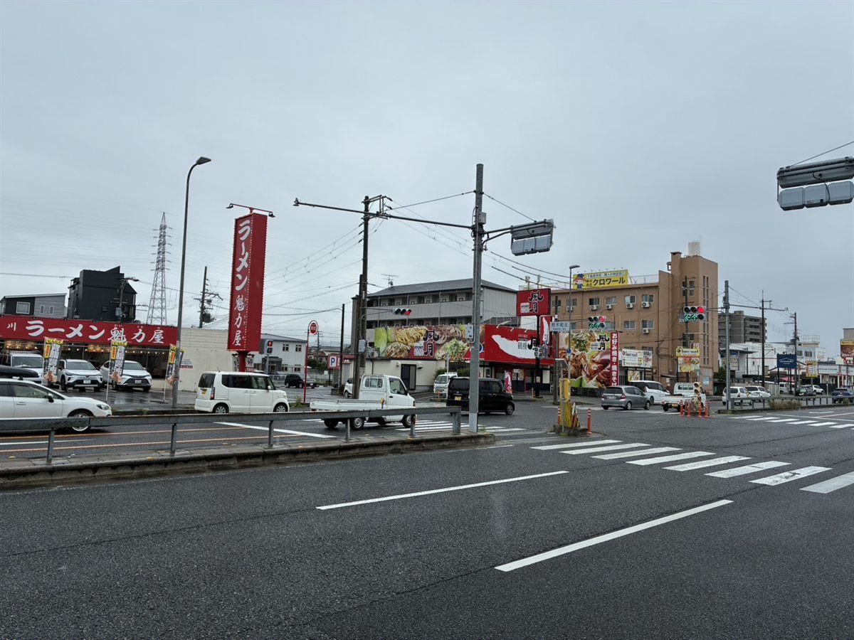 魁力屋が目印の荒木町北交差点を右折します。