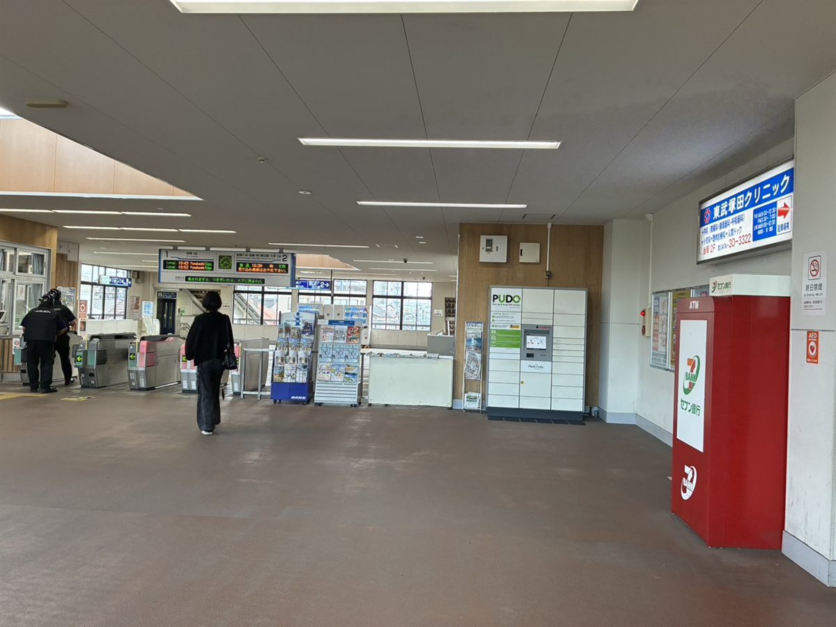 改札を出てセブンイレブンを左手に進みます。