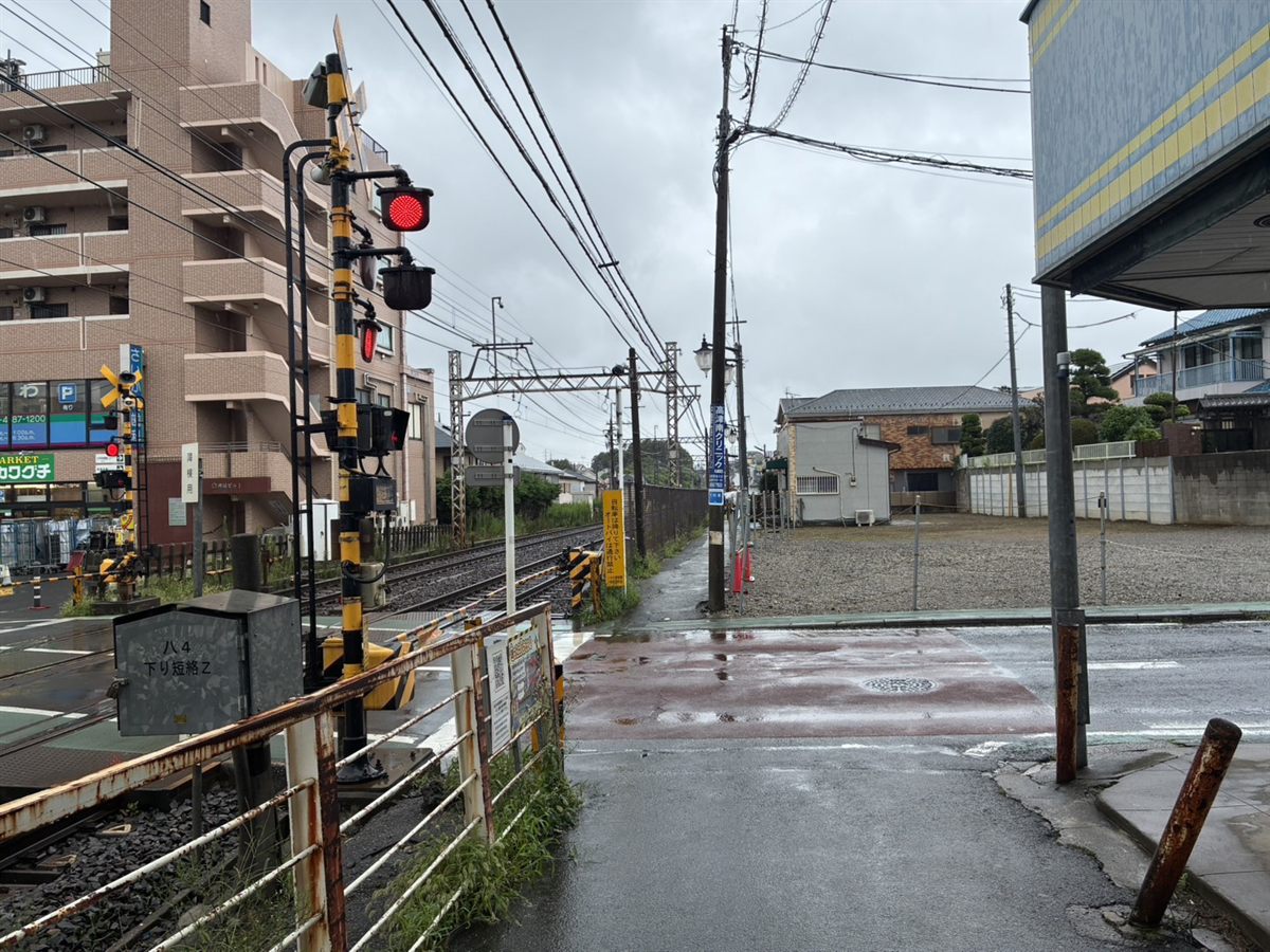 道路を渡って線路沿いに直進します。