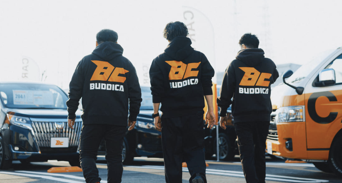 BUDDICAのパーカーを着たスタッフ3名の後ろ姿
