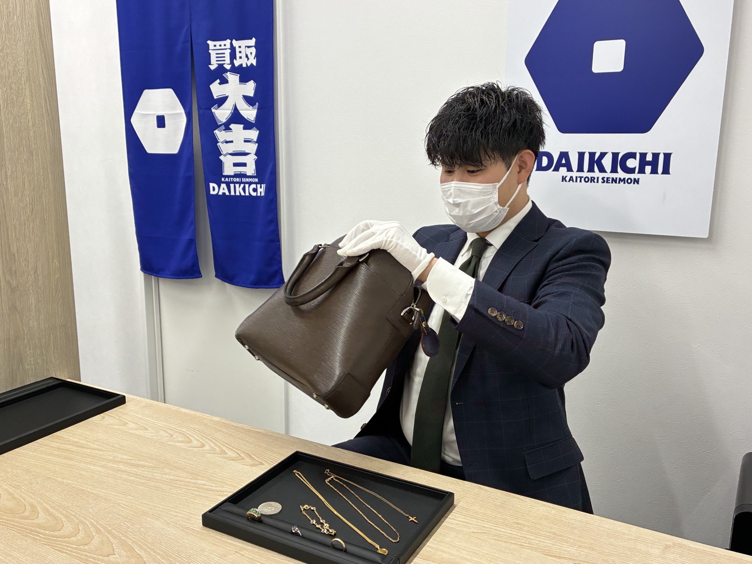 バッグを査定する花立さん
