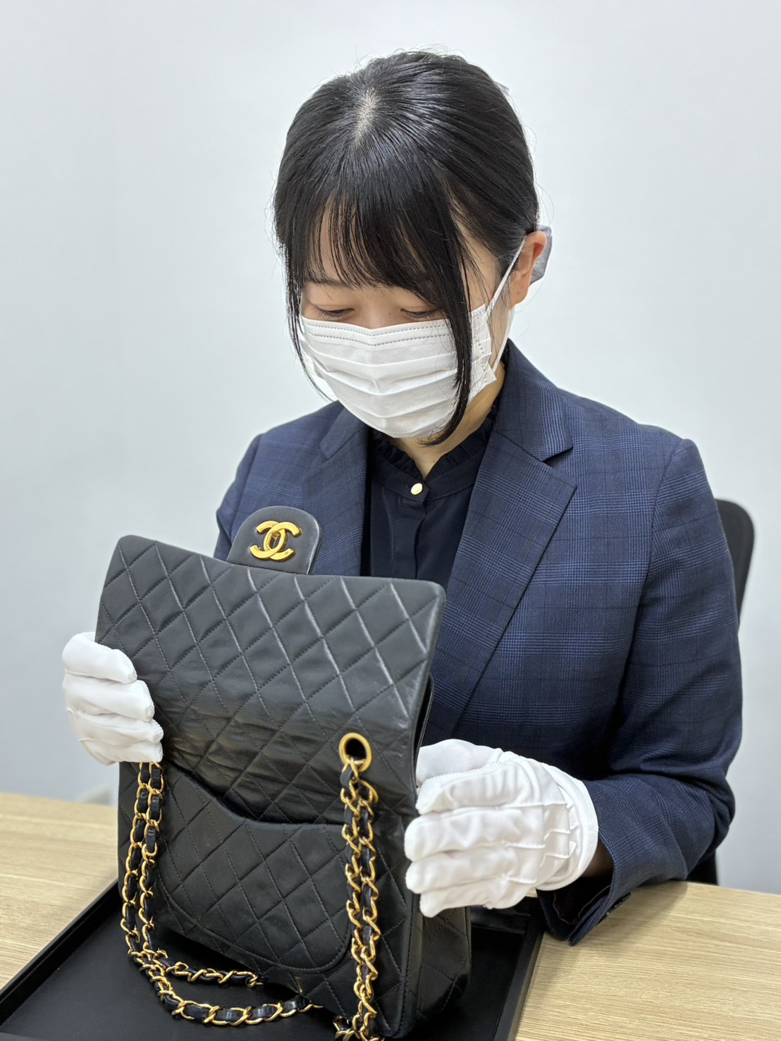 バッグを査定する相原さん
