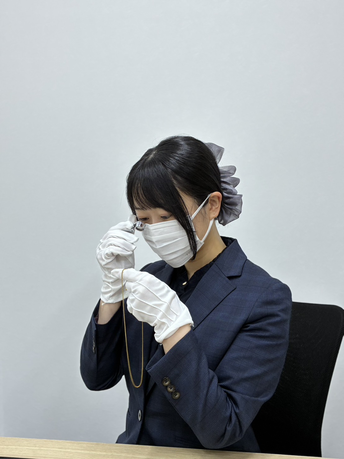 ネックレスを査定する相原さん