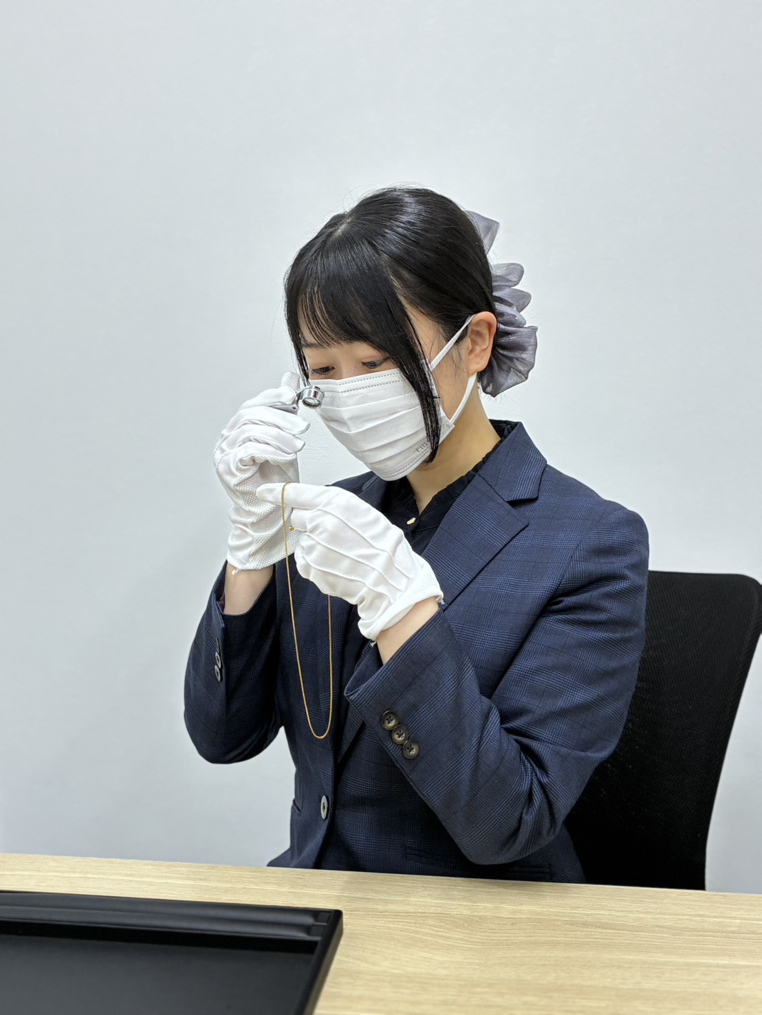 ルーペで査定する相原さん