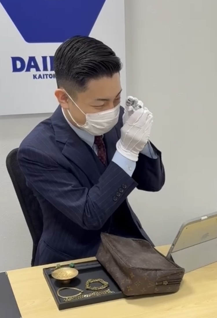 ルーペで査定する山﨑さん