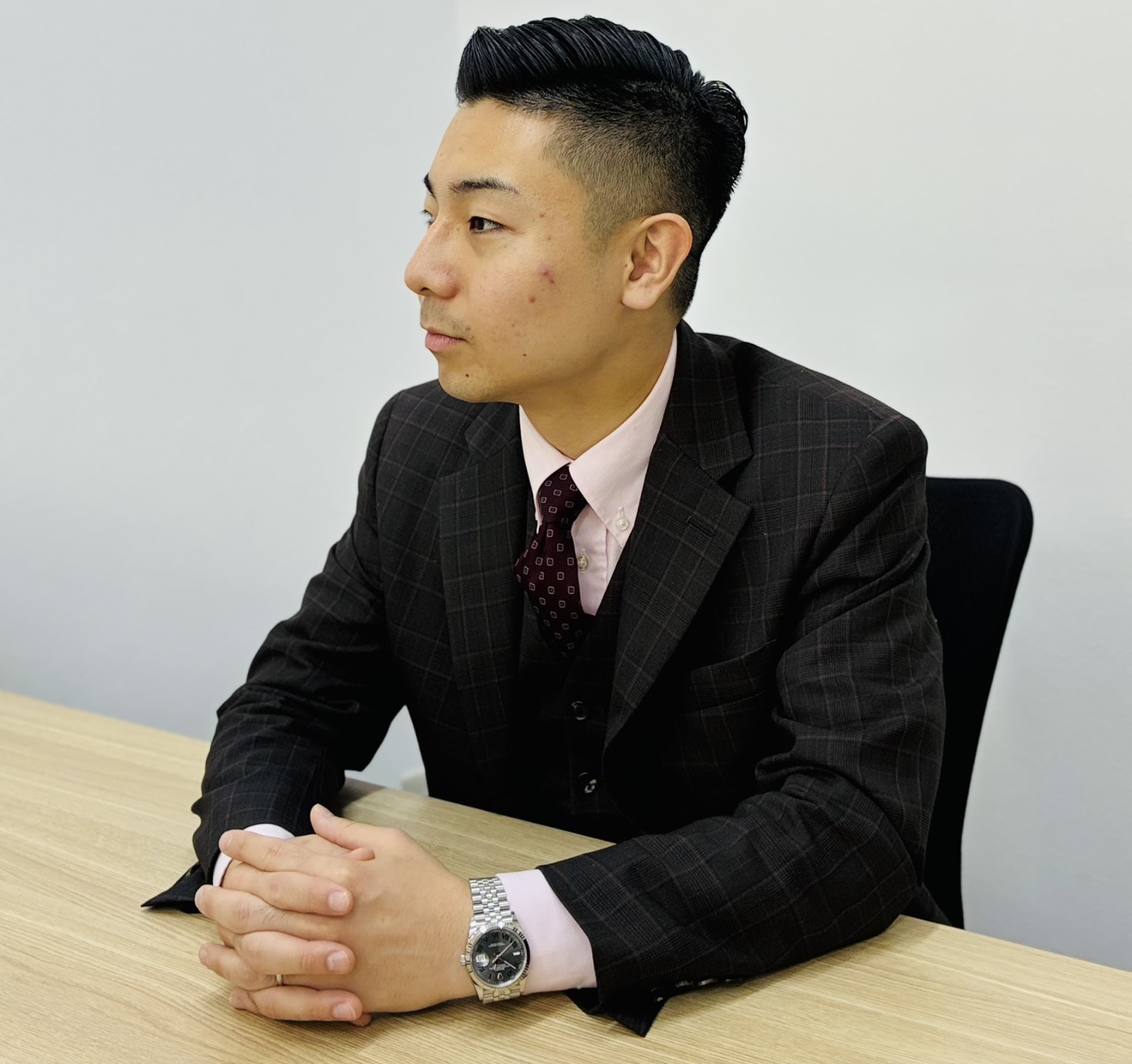 お客様の話を聞く山﨑さん